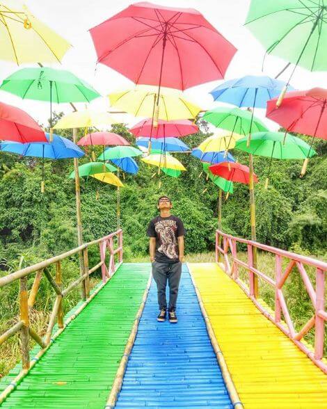 payung warna-warni Rangkung Hill