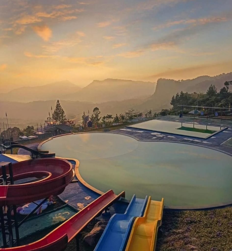 kolam renang Nirvana Valley Resort